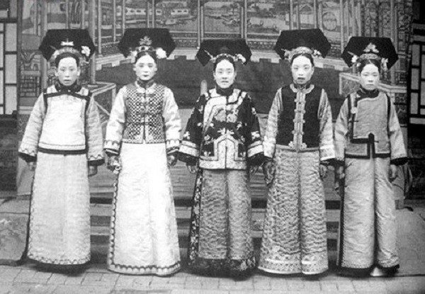 Cuộc đời những c&ocirc;ng ch&uacute;a nh&agrave; Thanh: Sợ v&uacute; nu&ocirc;i hơn sợ mẹ, phải xin ph&eacute;p mới được gần gũi chồng - Ảnh 2.
