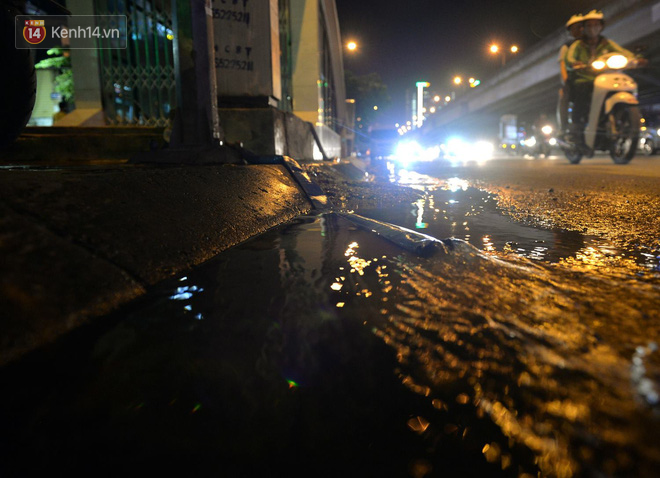 Gần một ngày sau cơn mưa lớn, nhiều hầm bộ hành ở Hà Nội vẫn phải đóng cửa do ngập nước - Ảnh 5.