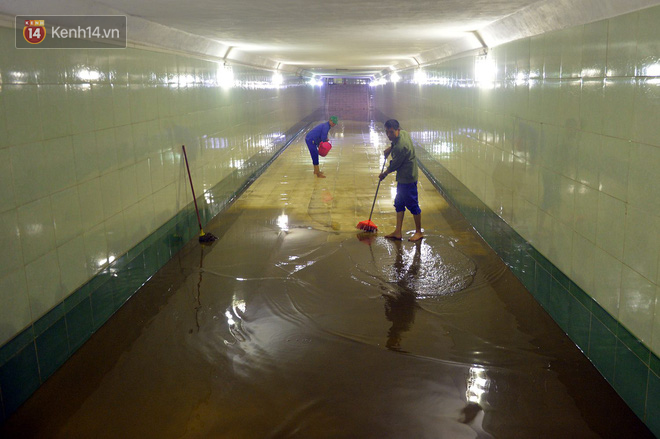 Gần một ngày sau cơn mưa lớn, nhiều hầm bộ hành ở Hà Nội vẫn phải đóng cửa do ngập nước - Ảnh 4.