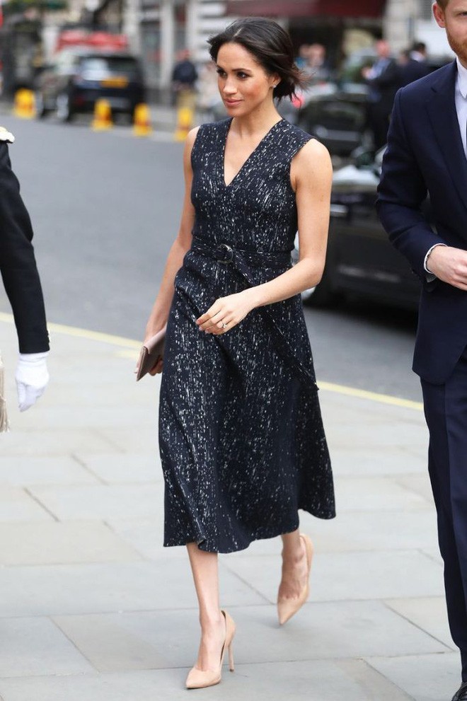 Chỉ chưa đầy 3 năm, tủ gi&agrave;y của Meghan Markle đ&atilde; nh&acirc;n l&ecirc;n gấp 3, ước t&iacute;nh gi&aacute; trị l&ecirc;n đến hơn 2 tỷ đồng - Ảnh 12.