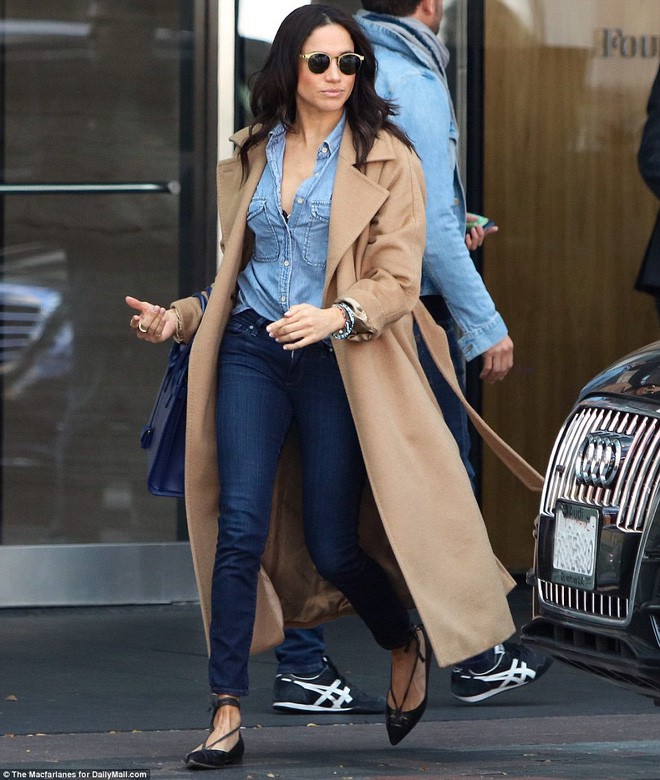 Chỉ chưa đầy 3 năm, tủ gi&agrave;y của Meghan Markle đ&atilde; nh&acirc;n l&ecirc;n gấp 3, ước t&iacute;nh gi&aacute; trị l&ecirc;n đến hơn 2 tỷ đồng - Ảnh 15.