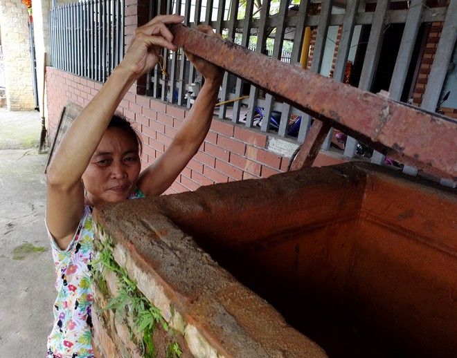  Hà Nội: Hàng nghìn hộ dân hơn 10 năm qua phải ngậm đắng sử dụng nước từ nguồn nước đen, bốc mùi hôi thối  - Ảnh 3.