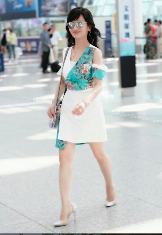 Chọn cao gót 10 cm và lên đồ toàn váy vóc trẻ trung, chẳng ai nghĩ người đẹp TVB này đã 64 tuổi - Ảnh 3.