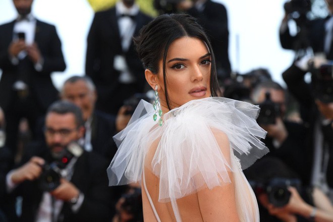 Hai lần xuất hiện tại Cannes 2018, Kendall Jenner đều mặc mà như không nhưng khuôn mặt đơ cứng của cô mới khiến công chúng chú ý nhất  - Ảnh 3.