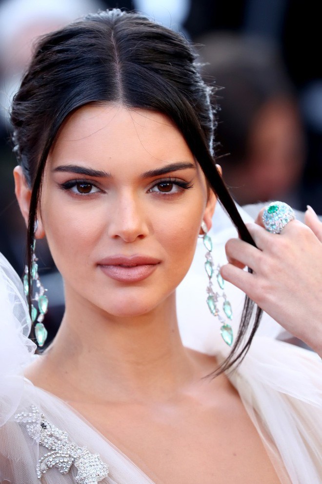 Hai lần xuất hiện tại Cannes 2018, Kendall Jenner đều mặc mà như không nhưng khuôn mặt đơ cứng của cô mới khiến công chúng chú ý nhất  - Ảnh 4.