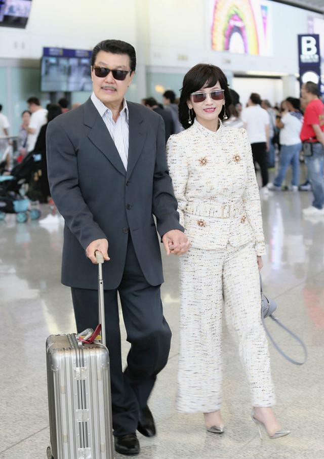 Chọn cao gót 10 cm và lên đồ toàn váy vóc trẻ trung, chẳng ai nghĩ người đẹp TVB này đã 64 tuổi - Ảnh 5.
