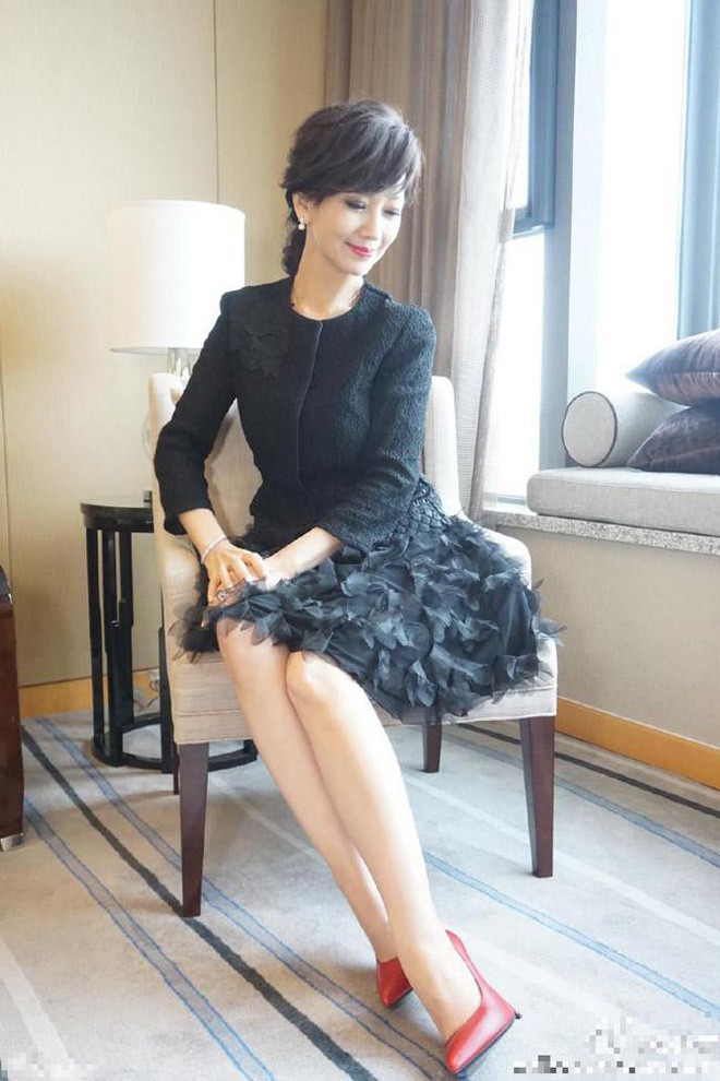 Chọn cao gót 10 cm và lên đồ toàn váy vóc trẻ trung, chẳng ai nghĩ người đẹp TVB này đã 64 tuổi - Ảnh 7.