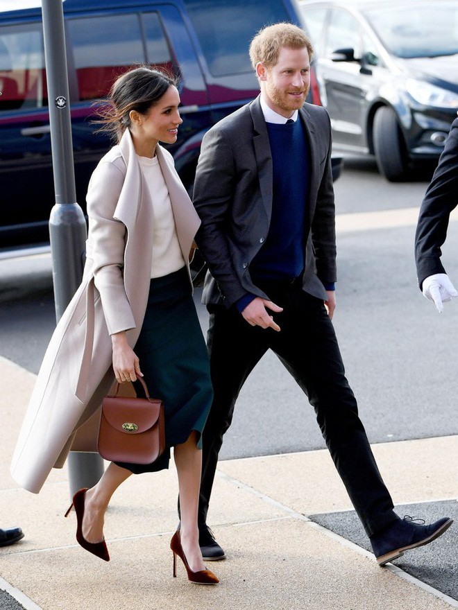 Chỉ chưa đầy 3 năm, tủ giày của Meghan Markle đã nhân lên gấp 3, ước tính giá trị lên đến hơn 2 tỷ đồng - Ảnh 8.