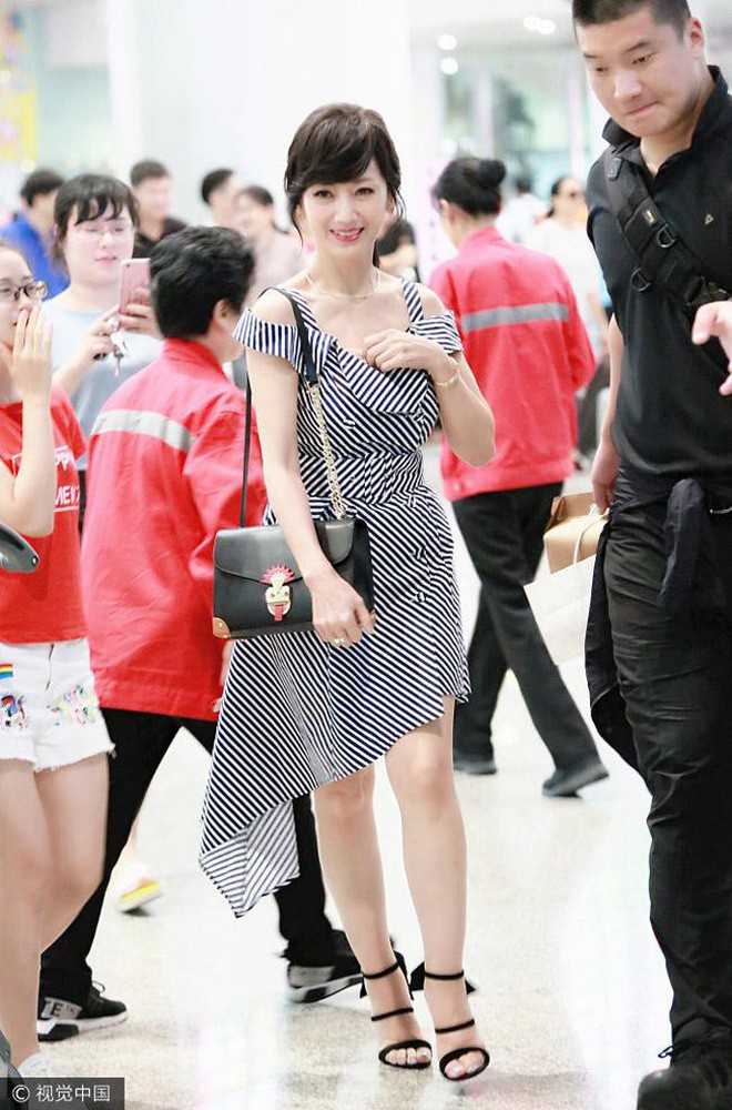 Chọn cao gót 10 cm và lên đồ toàn váy vóc trẻ trung, chẳng ai nghĩ người đẹp TVB này đã 64 tuổi - Ảnh 8.