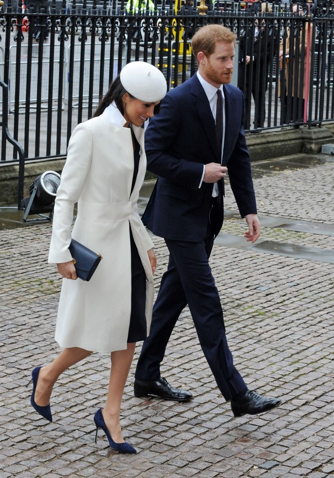 Chỉ chưa đầy 3 năm, tủ gi&agrave;y của Meghan Markle đ&atilde; nh&acirc;n l&ecirc;n gấp 3, ước t&iacute;nh gi&aacute; trị l&ecirc;n đến hơn 2 tỷ đồng - Ảnh 9.