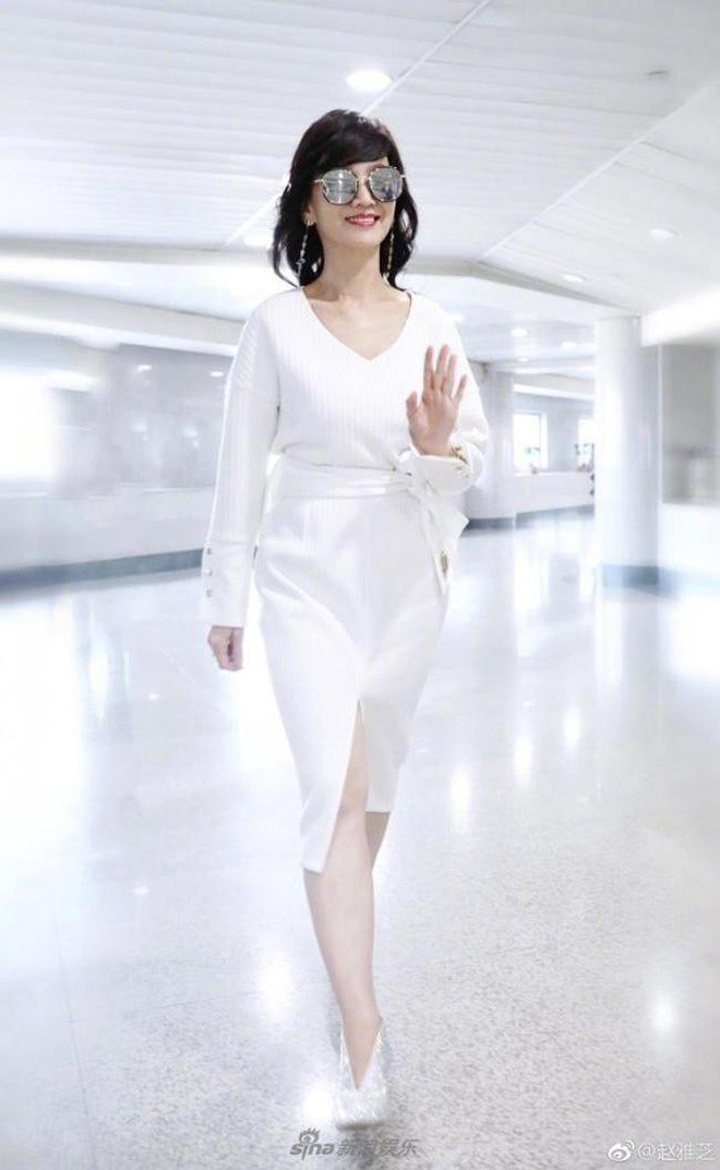 Chọn cao gót 10 cm và lên đồ toàn váy vóc trẻ trung, chẳng ai nghĩ người đẹp TVB này đã 64 tuổi - Ảnh 9.