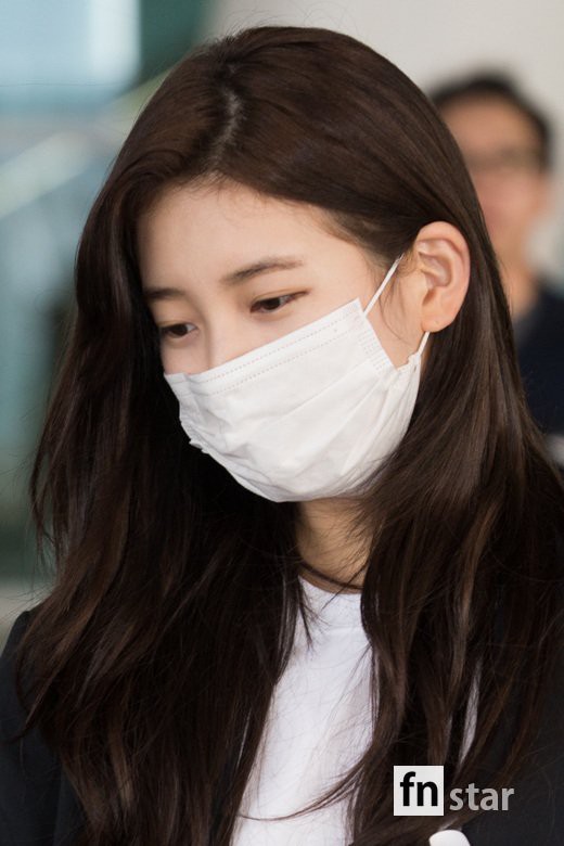 3 sao nữ hạng A xứ Hàn đổ bộ sân bay: Suzy diện đồ thùng thình vẫn đẹp là thế, Yuri lại xuống sắc già nua khó tin - Ảnh 7.