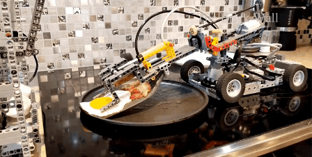 YouTuber chế robot đầu bếp làm từ toàn LEGO chuyên đập trứng rán thịt cho cả nhà - Ảnh 2.