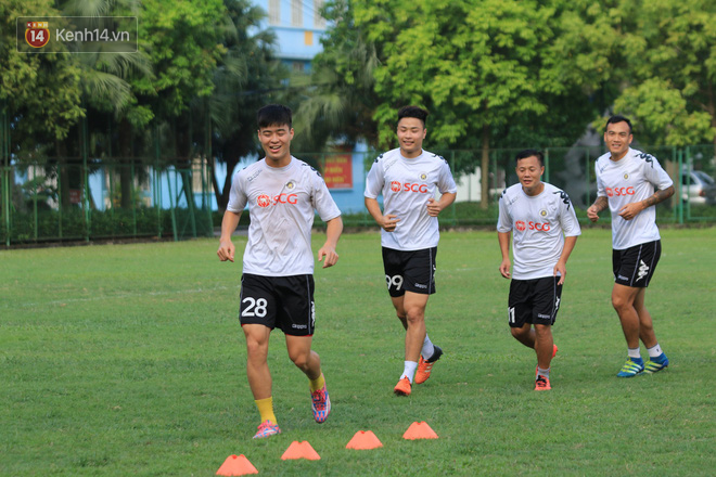 Duy Mạnh cười tít mắt trong buổi tập trước trận quyết đấu HAGL - Ảnh 7.