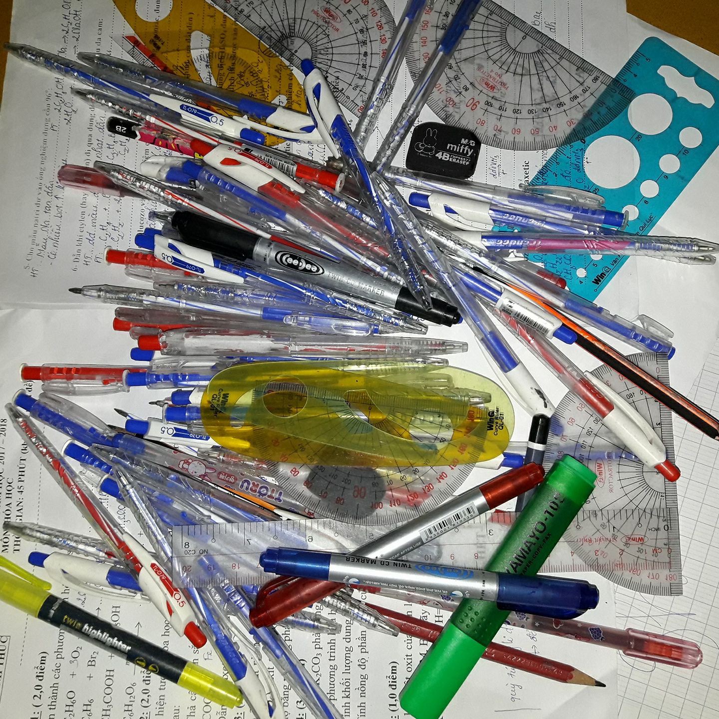 Gia tài của học sinh: 12 năm đi học gom được cả tấn bút, thước các loại - Ảnh 1.