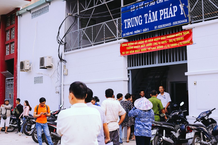 Xót xa cảnh người mẹ hiệp sĩ khóc nghẹn, nhìn theo linh cữu con trai: Con bảo sắp cưới vợ, mà sao giờ con đi rồi... con ơi! - Ảnh 1.