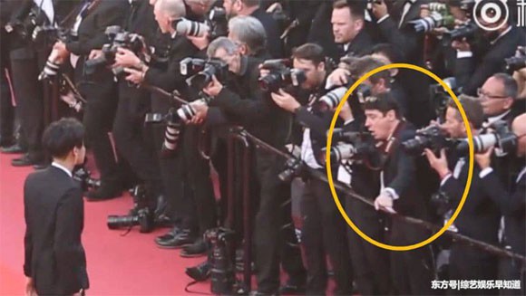 Lần đầu đến Cannes, Hoàng Tử Thao bị phóng viên quốc tế xua đuổi phũ phàng vì đứng chắn mỹ nhân khác - Ảnh 4.