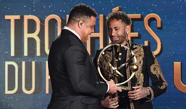 Neymar lên đồ như sao điện ảnh, nhận giải thưởng từ tay Ronaldo béo - Ảnh 2.