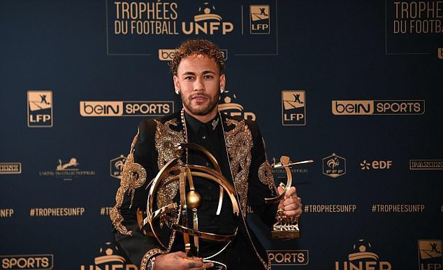 Neymar lên đồ như sao điện ảnh, nhận giải thưởng từ tay Ronaldo béo - Ảnh 1.