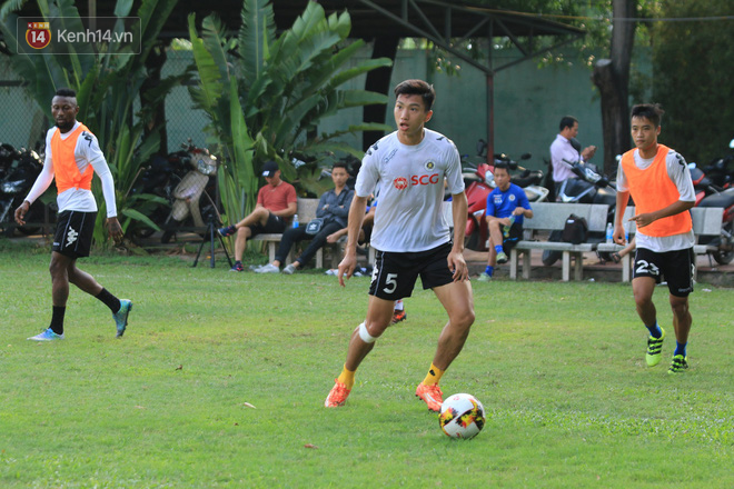 Duy Mạnh cười tít mắt trong buổi tập trước trận quyết đấu HAGL - Ảnh 4.