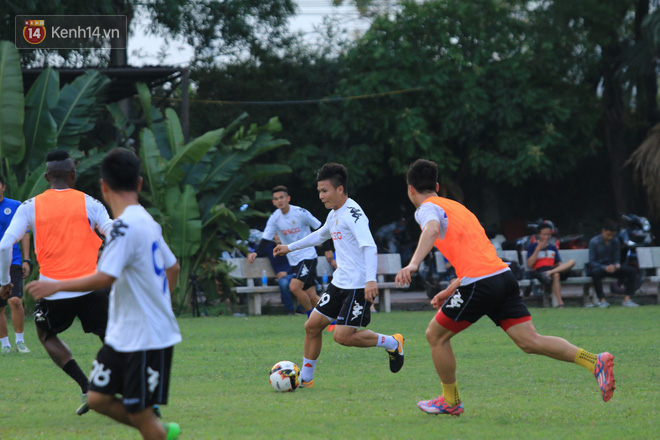 Duy Mạnh cười tít mắt trong buổi tập trước trận quyết đấu HAGL - Ảnh 2.