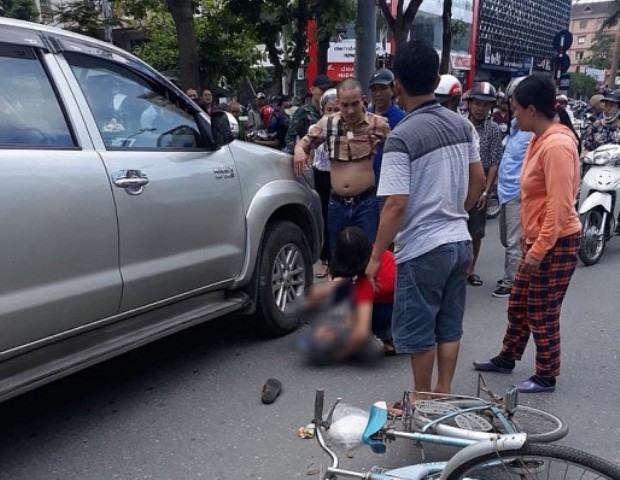 Khởi tố tài xế giận vợ lùi xe đâm tử vong một cụ già - Ảnh 1.