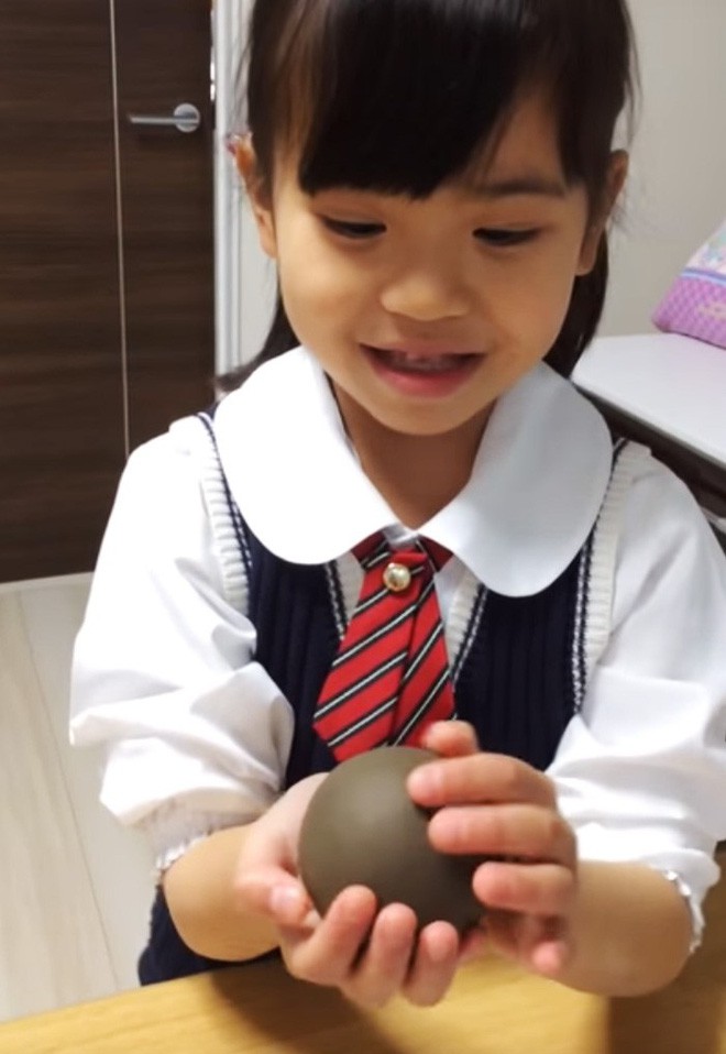 Quả cầu bằng giấy bạc chưa l&agrave; g&igrave; hết, người Nhật c&ograve;n c&oacute; thể l&agrave;m ra những quả cầu ho&agrave;n hảo chỉ bằng b&ugrave;n đất - Ảnh 15.