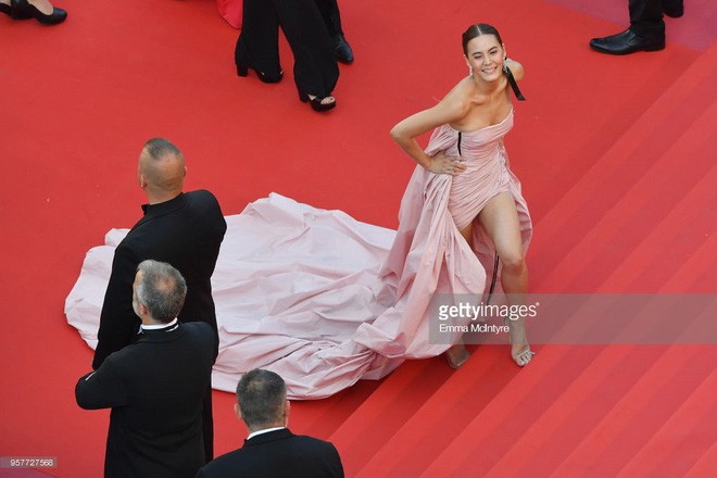 Mỹ nhân thị phi nhất Thái Lan lúng túng vì bộ đầm dài cồng kềnh khó kiểm soát tại Cannes 2018 - Ảnh 3.