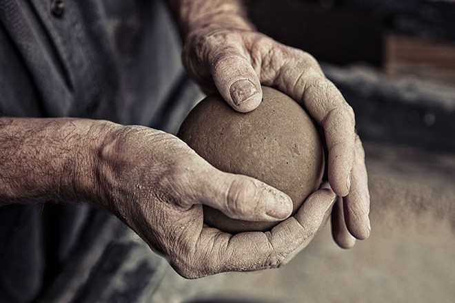 Quả cầu bằng giấy bạc chưa l&agrave; g&igrave; hết, người Nhật c&ograve;n c&oacute; thể l&agrave;m ra những quả cầu ho&agrave;n hảo chỉ bằng b&ugrave;n đất - Ảnh 6.