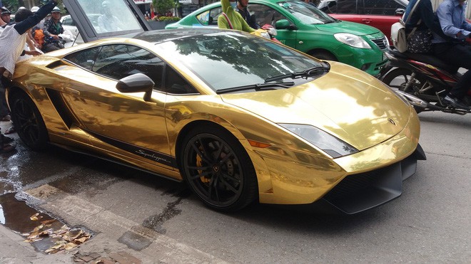 Hà Nội: Lamborghini bạc tỷ bốc khói nghi ngút giữa phố, người dân hiếu kỳ vây quanh - Ảnh 8.