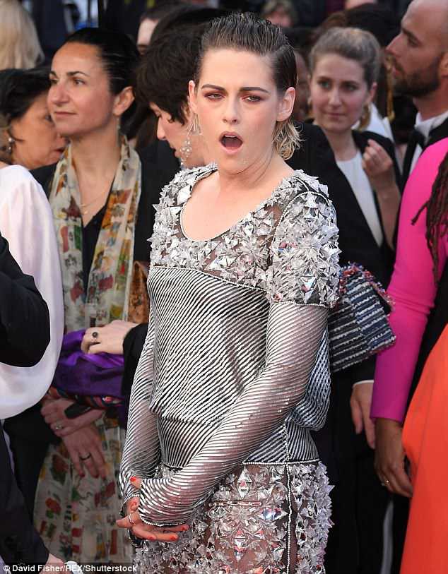 Quá mệt mỏi với LHP Cannes, Kristen Stewart ngáp ngái ngủ và cởi luôn giày cao gót trên thảm đỏ - Ảnh 1.