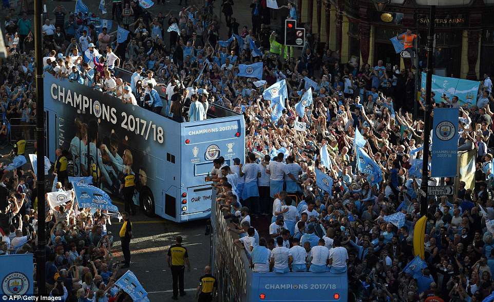 100.000 CĐV Man City xuống đường mừng chức vô địch của thầy trò Pep Guardiola - Ảnh 2.