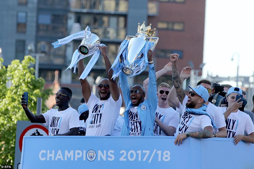 100.000 CĐV Man City xuống đường mừng chức vô địch của thầy trò Pep Guardiola - Ảnh 3.