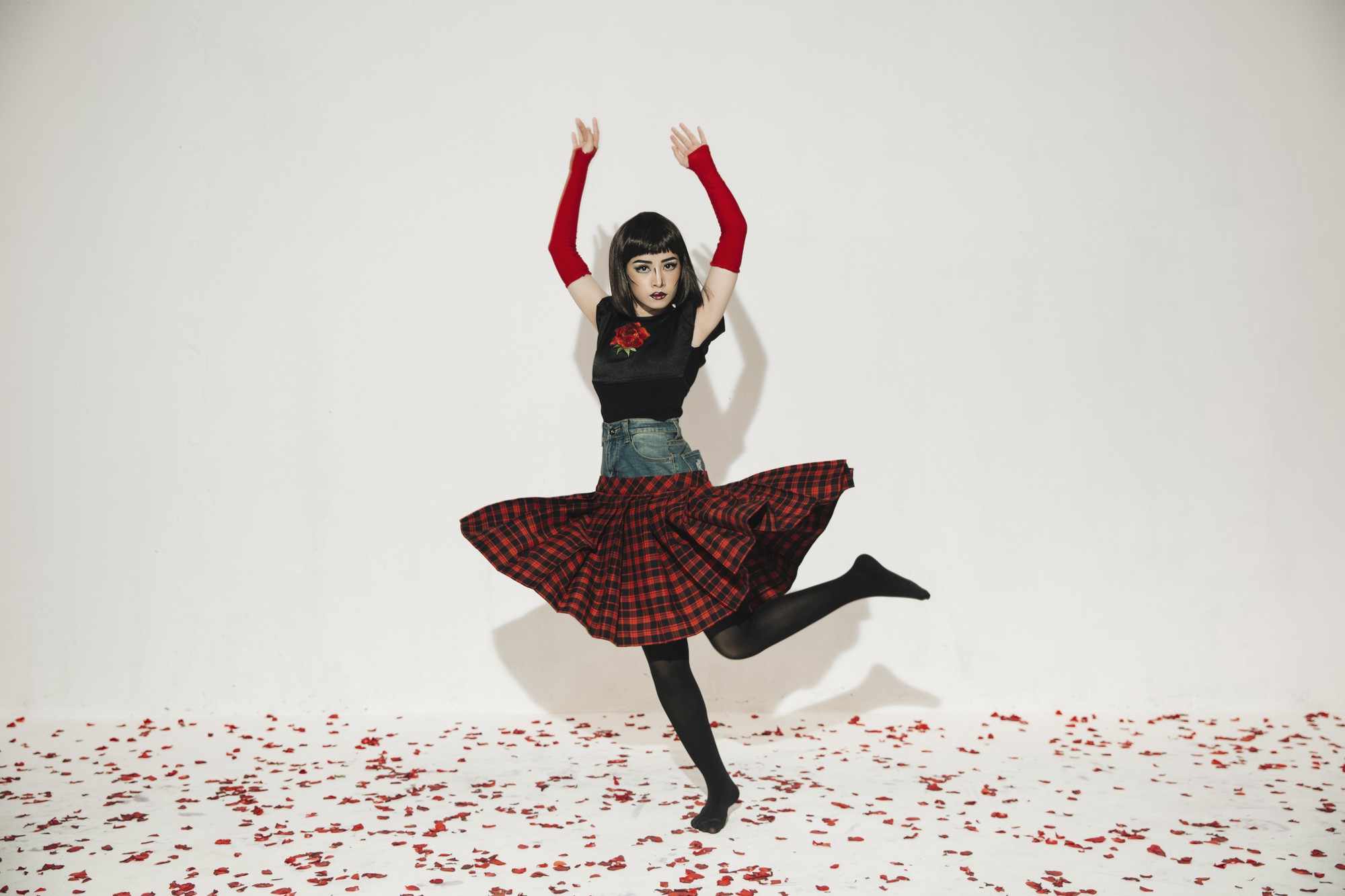 Chi Pu tung MV Dance lạ mắt với vũ đạo độc đáo, thực hiện 2 phiên bản cho sản phẩm trở lại - Ảnh 8.