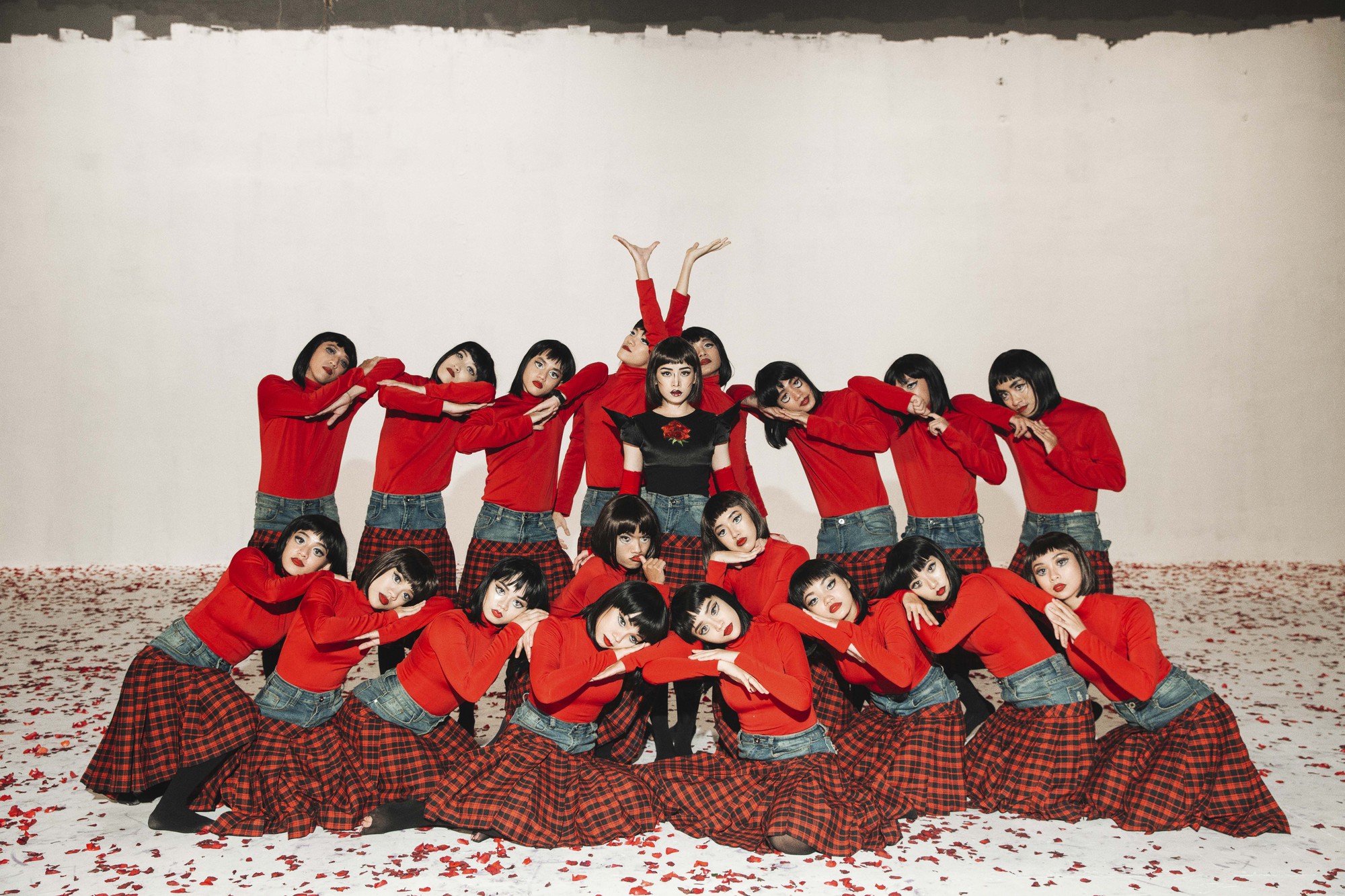 Chi Pu tung MV Dance lạ mắt với vũ đạo độc đáo, thực hiện 2 phiên bản cho sản phẩm trở lại - Ảnh 11.
