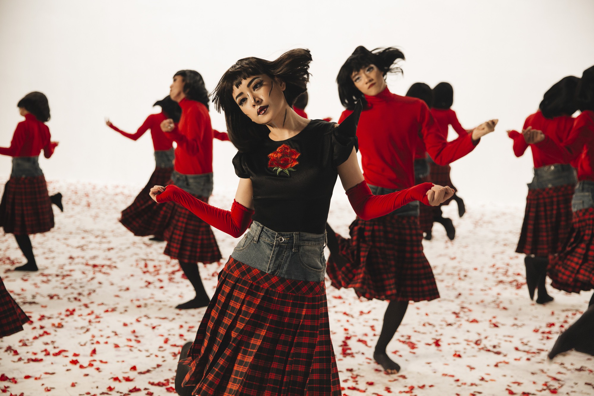 Chi Pu tung MV Dance lạ mắt với vũ đạo độc đáo, thực hiện 2 phiên bản cho sản phẩm trở lại - Ảnh 12.