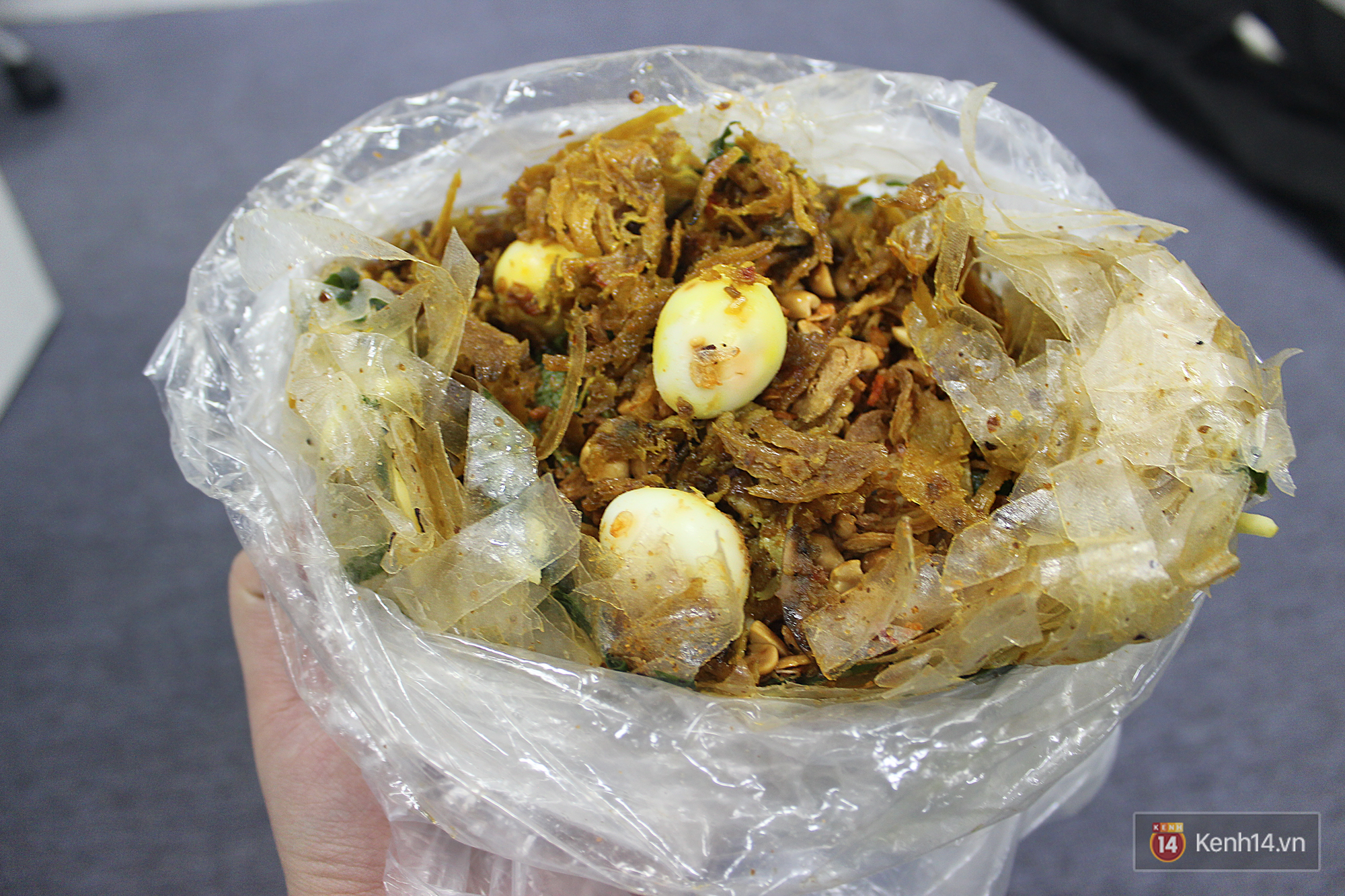 Ăn gì chất như bánh tráng trộn nghệ sĩ ở Sài Gòn - Ảnh 8.