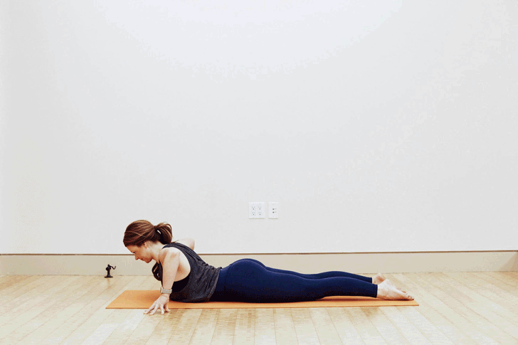 5 động tác yoga giảm cân toàn thân cực kỳ hiệu quả có thể thực hiện ngay tại nhà - Ảnh 2. 5 động tác yoga giảm cân toàn thân cực kỳ hiệu quả có thể thực hiện ngay tại nhà - Ảnh 2.