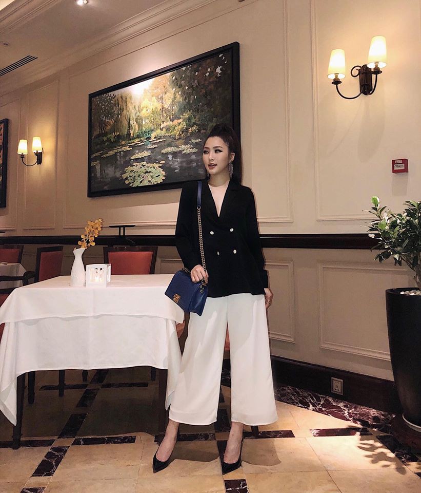 Jolie Nguyễn xúng xính street style với đồng hồ 480 triệu đồng, Quỳnh Anh Shyn khoe sneaker Chanel chất lừ - Ảnh 10. Jolie Nguyễn xúng xính street style với đồng hồ 480 triệu đồng, Quỳnh Anh Shyn khoe sneaker Chanel chất lừ - Ảnh 10.