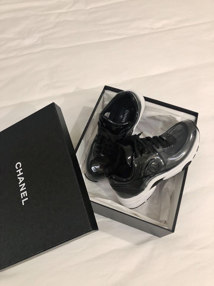 Jolie Nguyễn xúng xính street style với đồng hồ 480 triệu đồng, Quỳnh Anh Shyn khoe sneaker Chanel chất lừ - Ảnh 4. Jolie Nguyễn xúng xính street style với đồng hồ 480 triệu đồng, Quỳnh Anh Shyn khoe sneaker Chanel chất lừ - Ảnh 4.