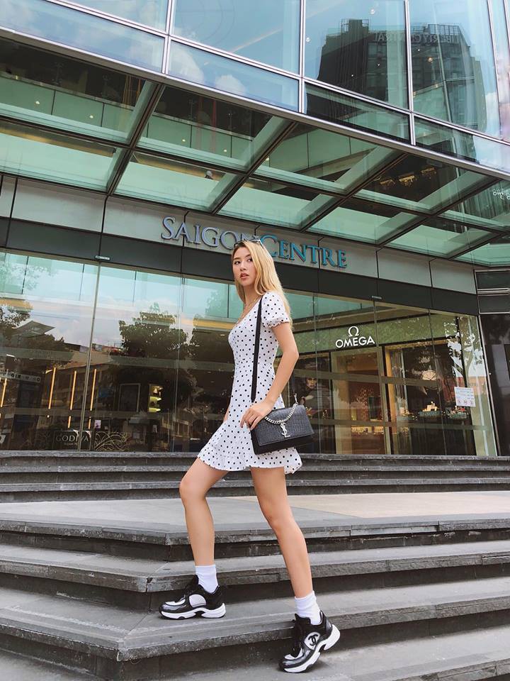 Jolie Nguyễn xúng xính street style với đồng hồ 480 triệu đồng, Quỳnh Anh Shyn khoe sneaker Chanel chất lừ - Ảnh 3. Jolie Nguyễn xúng xính street style với đồng hồ 480 triệu đồng, Quỳnh Anh Shyn khoe sneaker Chanel chất lừ - Ảnh 3.
