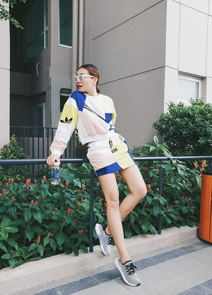 Jolie Nguyễn xúng xính street style với đồng hồ 480 triệu đồng, Quỳnh Anh Shyn khoe sneaker Chanel chất lừ - Ảnh 9. Jolie Nguyễn xúng xính street style với đồng hồ 480 triệu đồng, Quỳnh Anh Shyn khoe sneaker Chanel chất lừ - Ảnh 9.