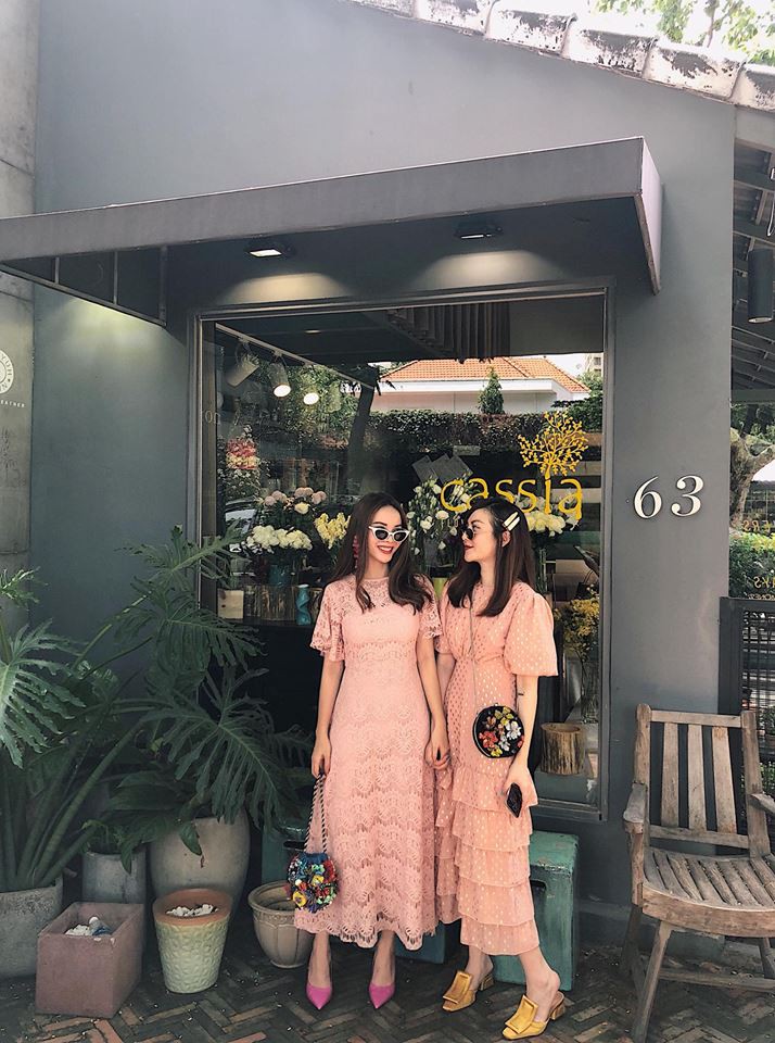 Jolie Nguyễn xúng xính street style với đồng hồ 480 triệu đồng, Quỳnh Anh Shyn khoe sneaker Chanel chất lừ - Ảnh 14. Jolie Nguyễn xúng xính street style với đồng hồ 480 triệu đồng, Quỳnh Anh Shyn khoe sneaker Chanel chất lừ - Ảnh 14.