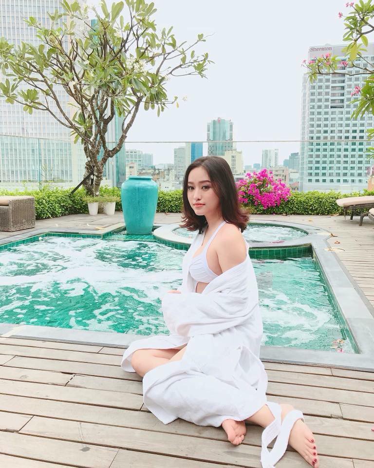 Thuý Vi trong ảnh tự chụp và ảnh được tag: Khác biệt trời vực khó nhận ra! - Ảnh 1. Thuý Vi trong ảnh tự chụp và ảnh được tag: Khác biệt trời vực khó nhận ra! - Ảnh 1.