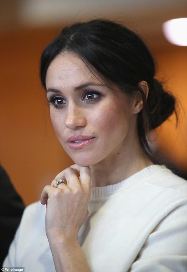 Những sản phẩm make-up được công nương Meghan yêu thích và dự đoán về phong cách trang điểm trong đám cưới Hoàng gia Anh - Ảnh 7. Những sản phẩm make-up được công nương Meghan yêu thích và dự đoán về phong cách trang điểm trong đám cưới Hoàng gia Anh - Ảnh 7.