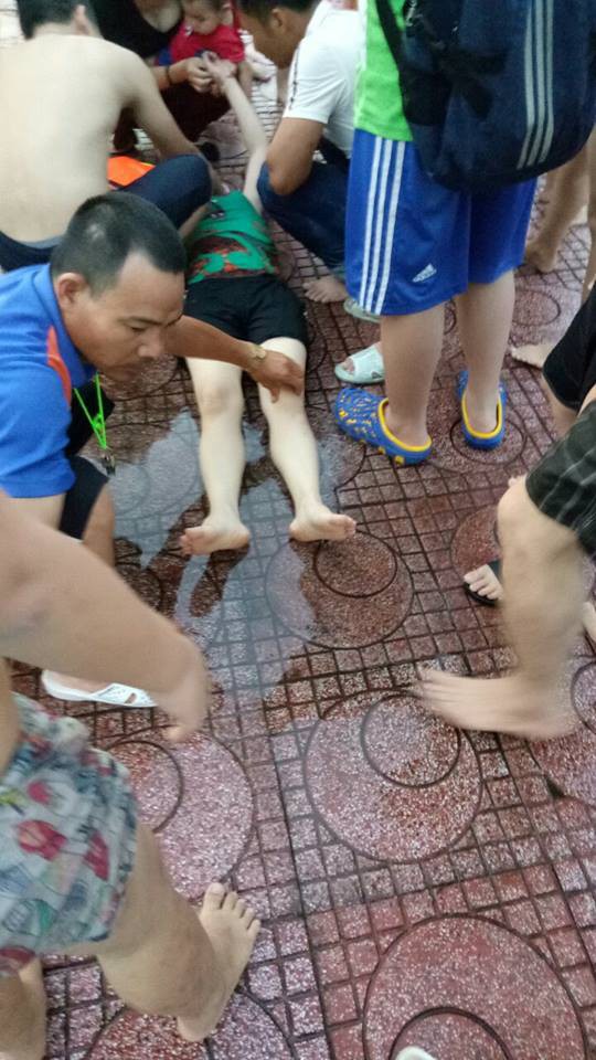 Chập điện tại bể bơi khiến 1 người bị thương, nhiều người hoảng loạn - Ảnh 1.