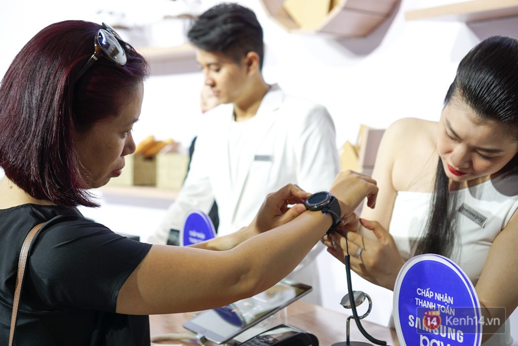 Nền tảng ứng dụng Samsung Pay đã cho phép thanh toán bằng đồng hồ thông minh và rút tiền mặt từ cây ATM chỉ với thao tác chạm smartphone - Ảnh 2. Nền tảng ứng dụng Samsung Pay đã cho phép thanh toán bằng đồng hồ thông minh và rút tiền mặt từ cây ATM chỉ với thao tác chạm smartphone - Ảnh 2.