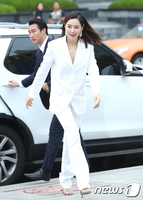 Sulli trở lại đẹp xuất sắc với màn hở ngực táo bạo, chấp cả Hoa hậu Hàn đẹp nhất thế giới và chị đại Kim Hye Soo - Ảnh 17.
