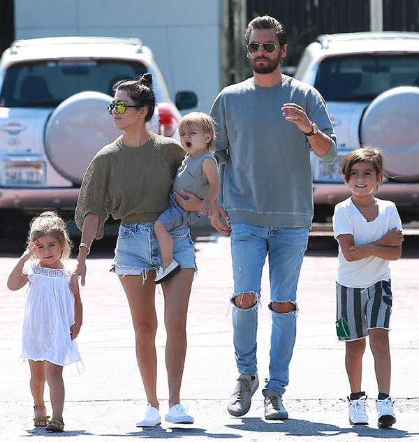 kourtney-kardashian-threatens-to-change-kids-last-name-so-rob-blac-chynas-baby-cant-carry-on-legacy-ftr-1526485250775456246010.jpg