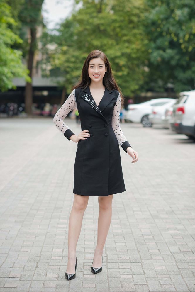 Vừa mới được dân tình khen ngợi, Đỗ Mỹ Linh lại tự dìm chính mình với trang phục già và hơi sến - Ảnh 1.